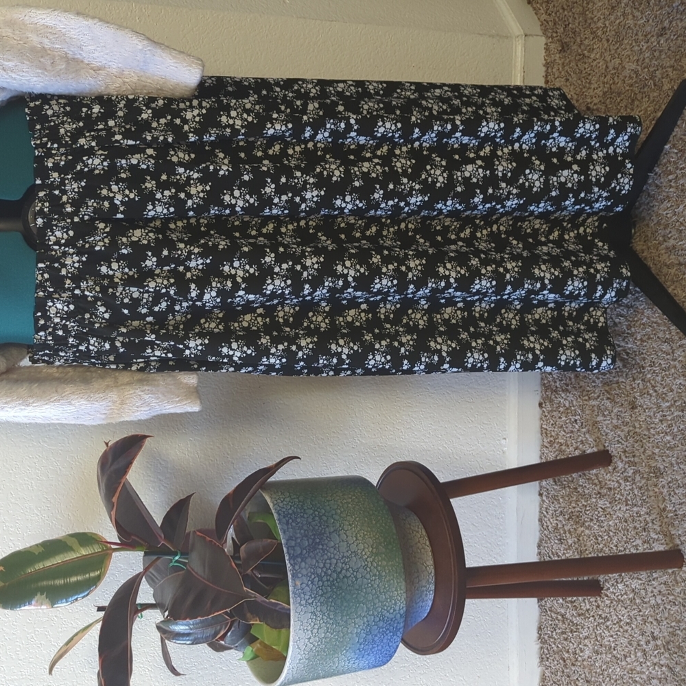 Shein 4X black and white floral maxi skirt